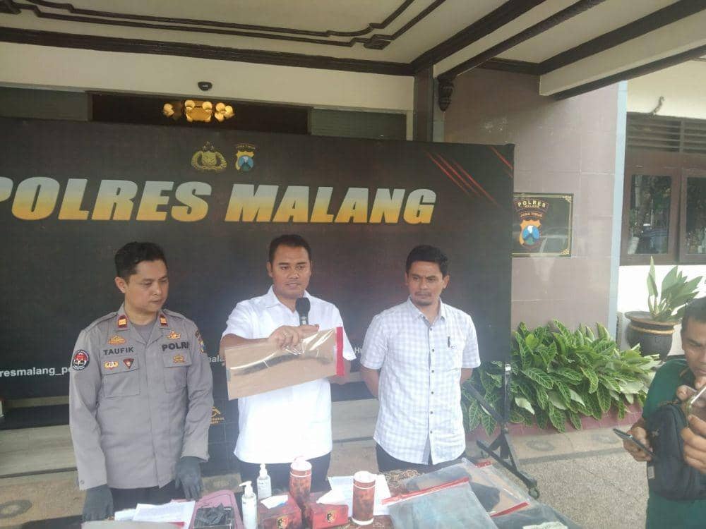 Kasatreskrim Polres Malang, Iptu Wahyu Rizki Saputro saat  memperlihatkan belati yang digunakan Sukarni untuk membunuh Lina. (IDN Times/Rizal Adhi Pratama)
