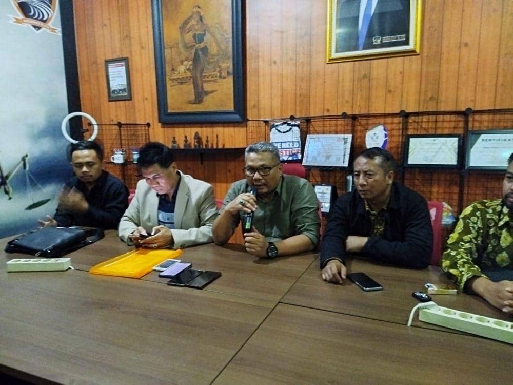 Tim TATAK saat melakukan konferensi pers. (IDN Times/Rizal Adhi Pratama)