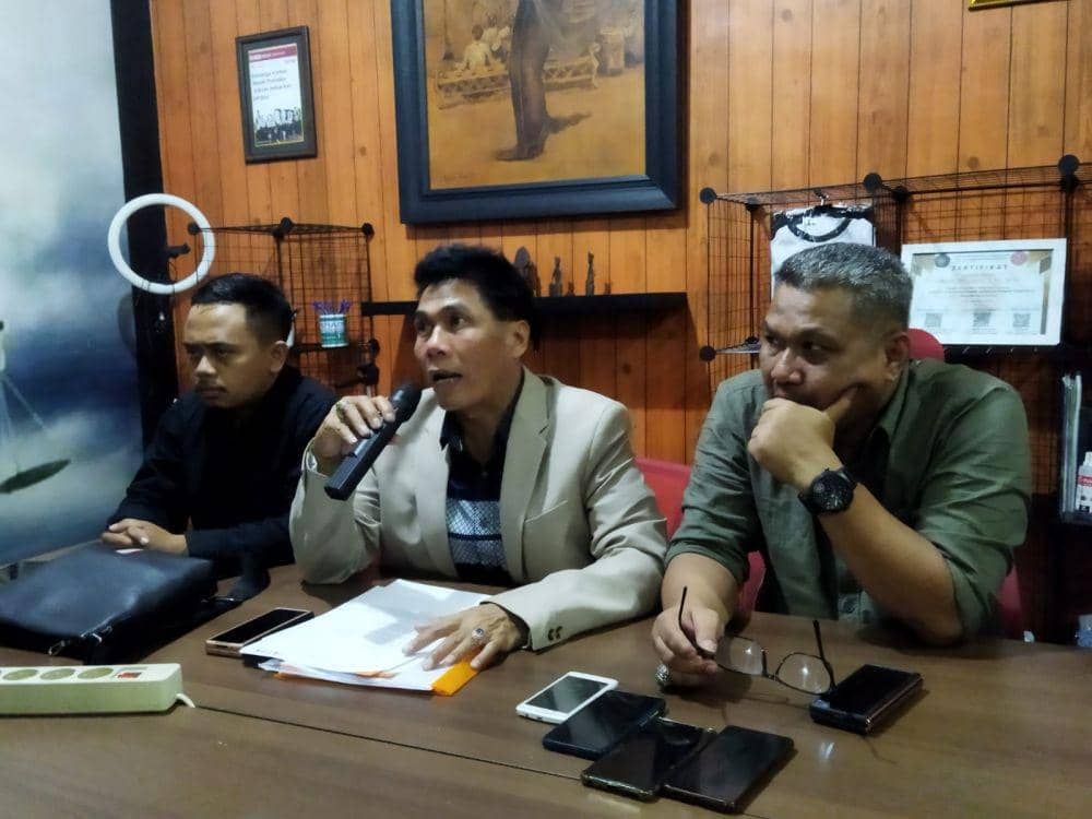 Solehoddin, Tim TATAK saat melakukan konferensi pers. (IDN Times/Rizal Adhi Pratama)