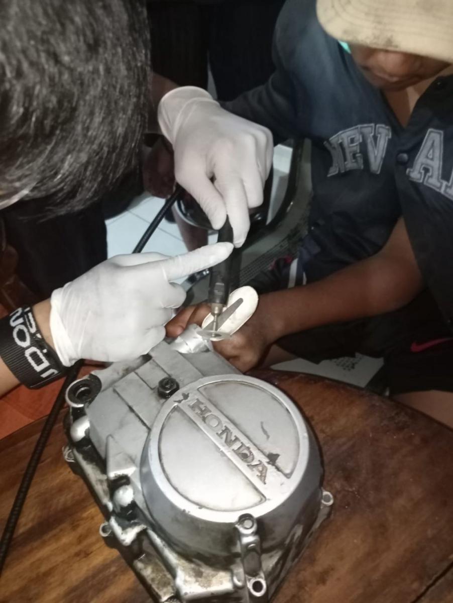 Jari Remaja di Surabaya Ini Tersangkut di Lubang Oli Mesin Motor