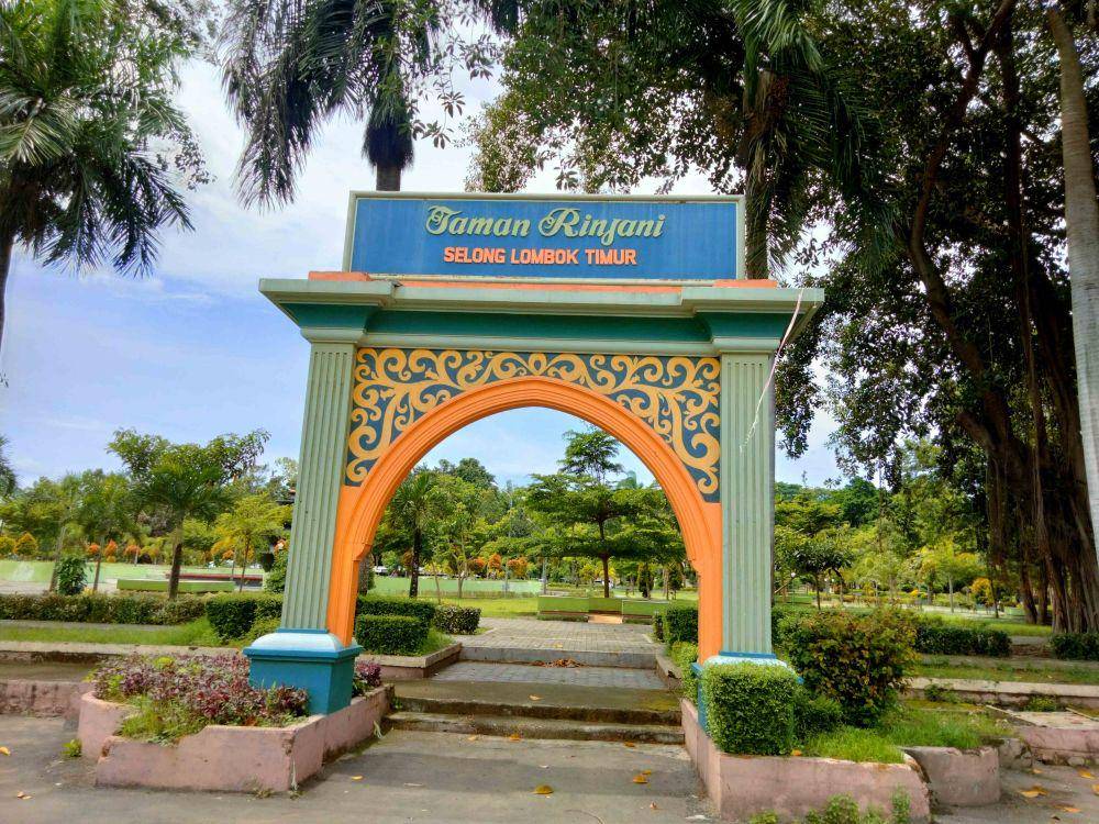 Pintu masuk Taman Rinjani Selong (Foto dokumen pribadi)