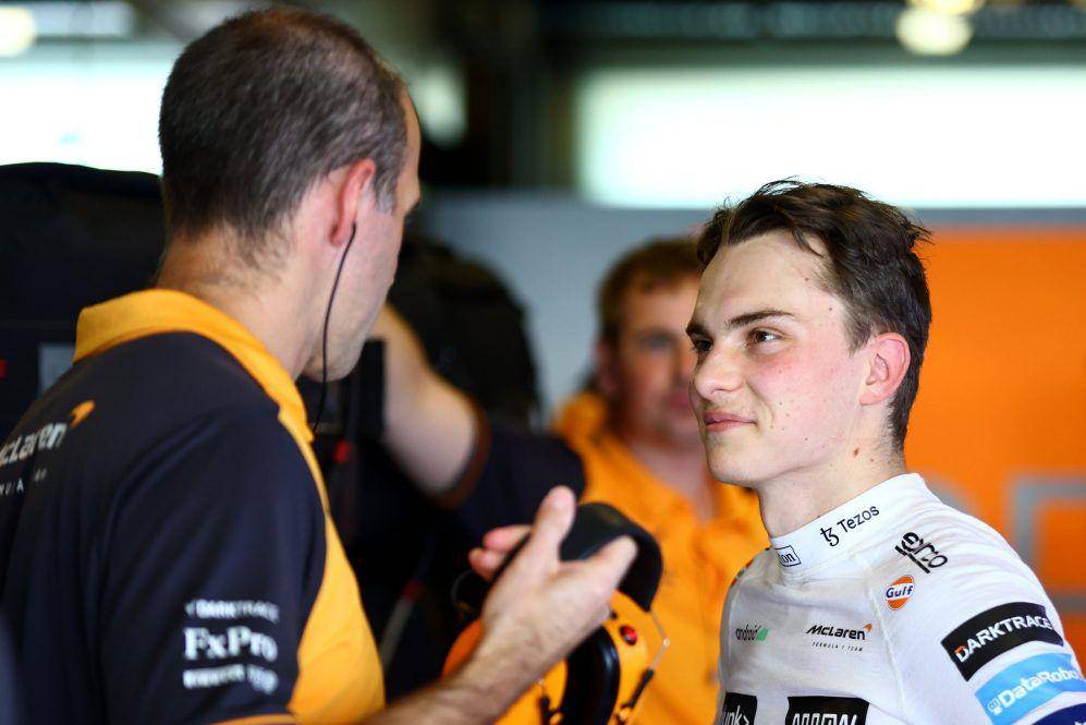 Oscar Piastri berbicara dengan kru McLaren (formula1.com)