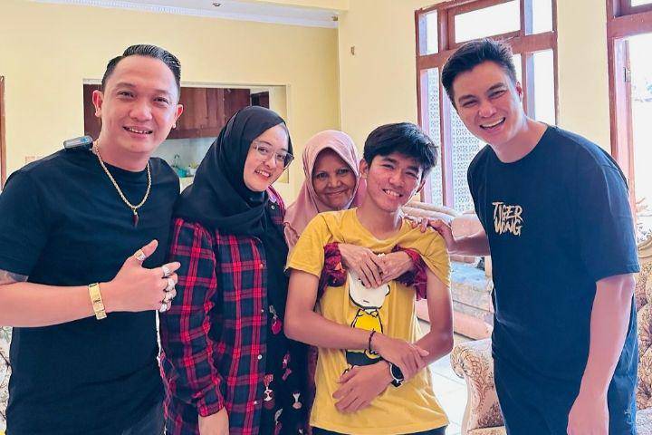 potret Jhon LBF dan Baim Wong ke rumah Tiko dan Bu Eny (instagram.com/jhonlbf)