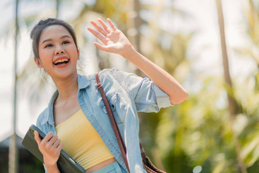 ilustrasi seorang wanita yang tersenyum dan melambaikan tangan (freepik.com/Lifestylememory)