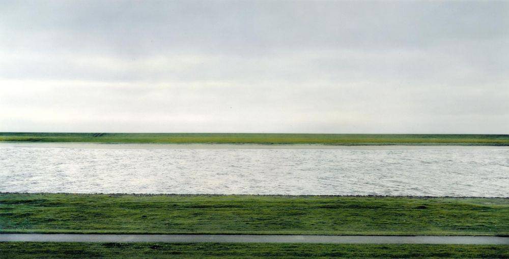 Foto "Rhein II" karya Andreas Gursky menjadi salah satu barang termahal di dunia (tate.org.uk)