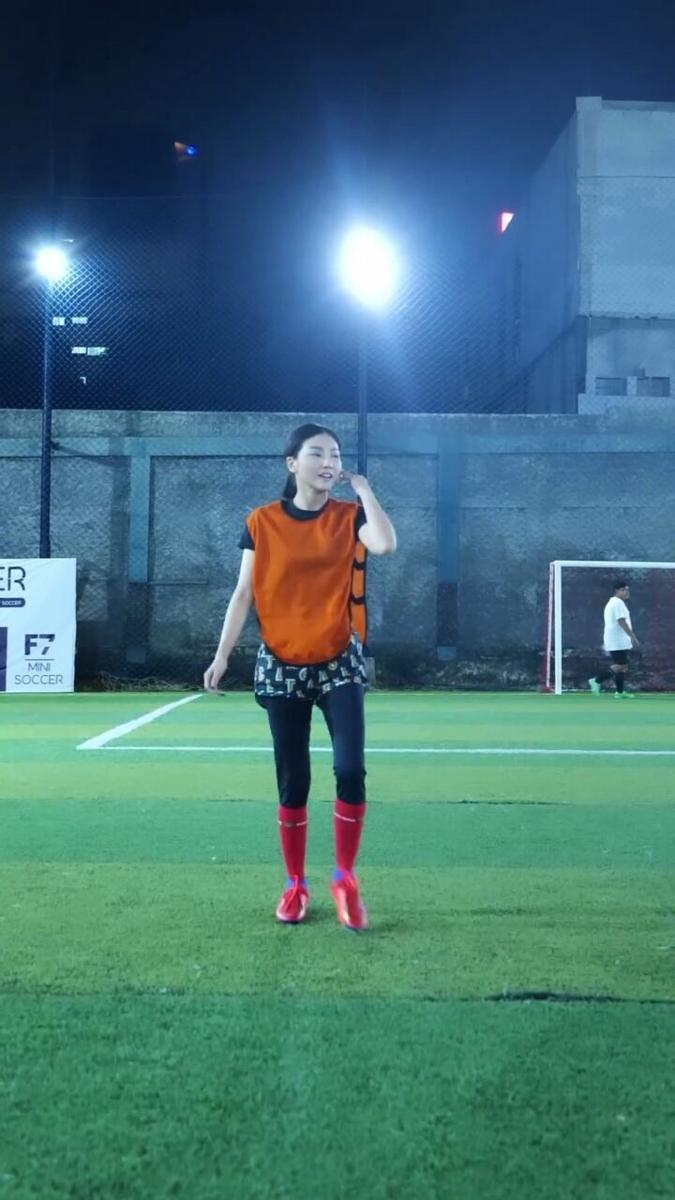 Sarwendah bermain sepak bola. (instagram.com/sarwendah29)