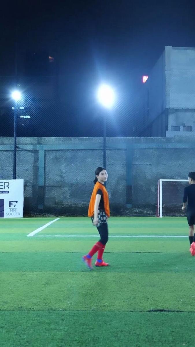 Sarwendah bermain sepak bola. (instagram.com/sarwendah29)
