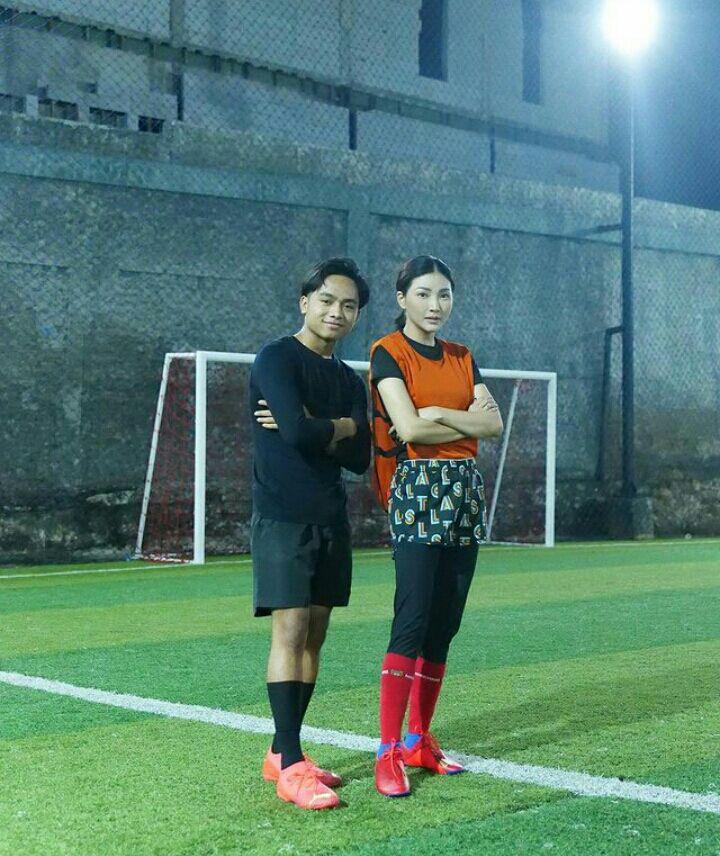 Sarwendah bermain sepak bola. (instagram.com/sarwendah29)