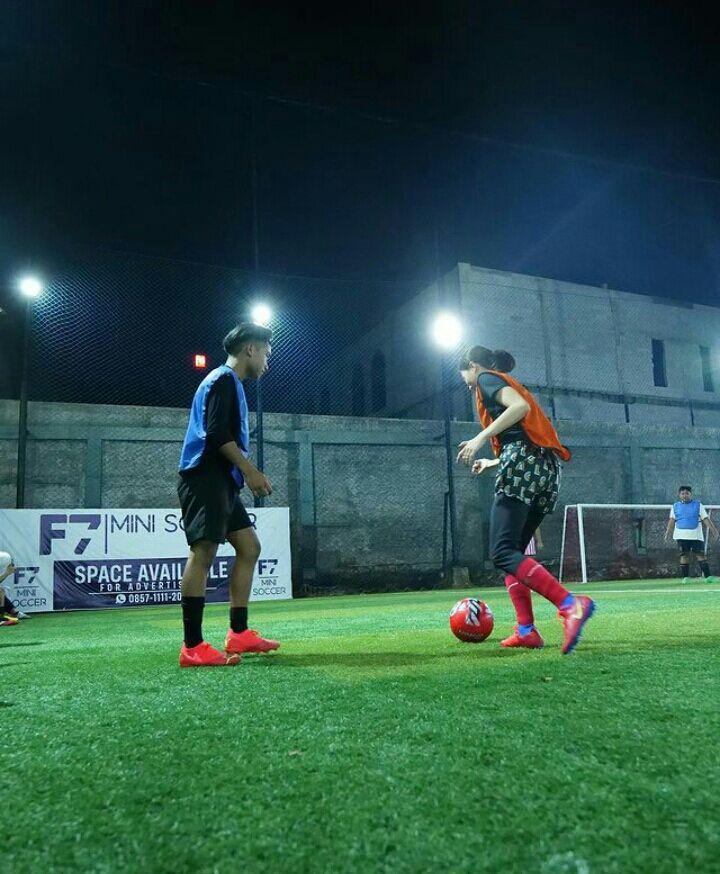 Sarwendah bermain sepak bola. (instagram.com/sarwendah29)