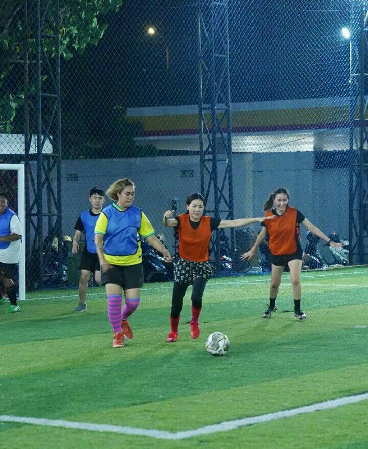 Sarwendah bermain sepak bola. (instagram.com/sarwendah29)
