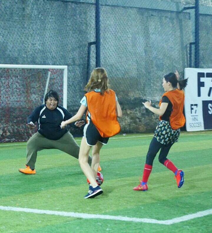 Sarwendah bermain sepak bola. (instagram.com/sarwendah29)