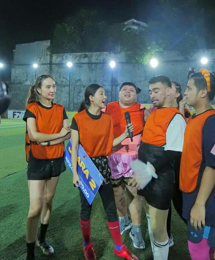 Sarwendah bermain sepak bola. (instagram.com/sarwendah29)