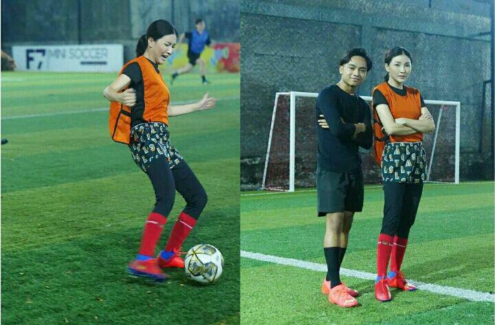 Sarwendah bermain sepak bola. (instagram.com/sarwendah29)