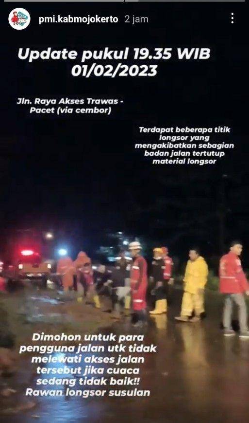 Lokasi longsor menutup akses Pacet-Trawas. (Instagram/pmi.kabmojokerto)