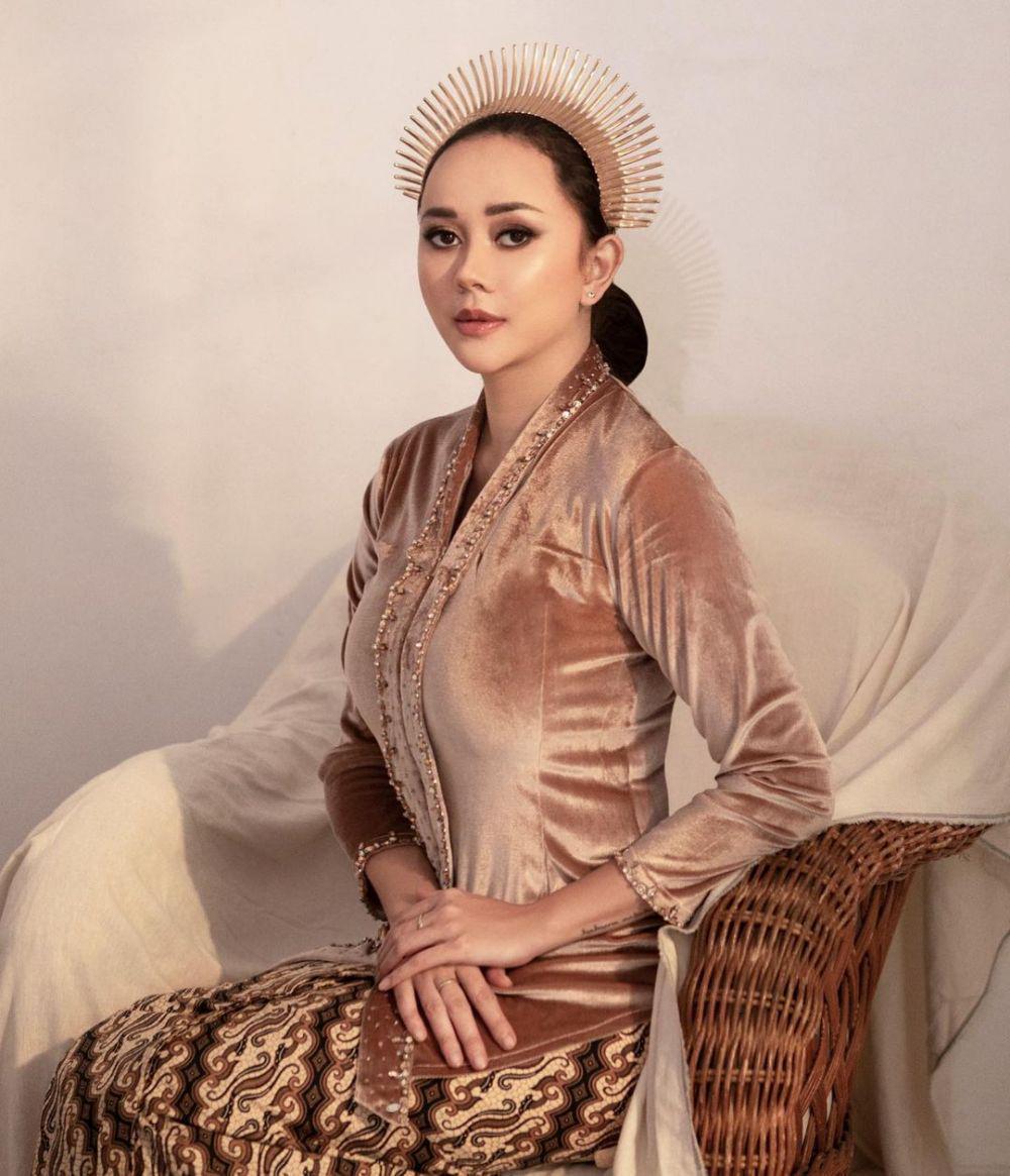 9 Potret Aura Kasih dengan Balutan Kebaya, Simple nan Elegan