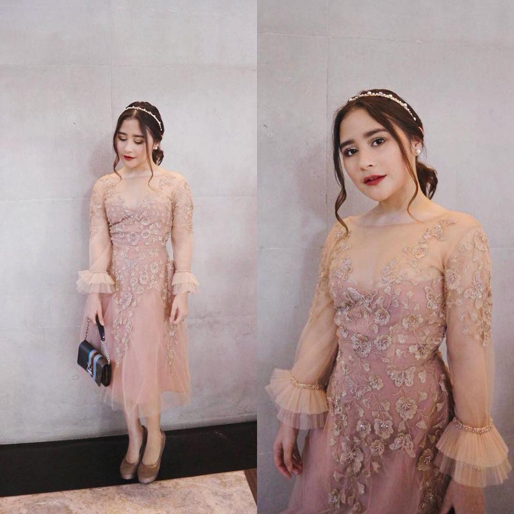 15 Inspirasi Dress Kondangan ala Prilly Latuconsina, Super Elegan!