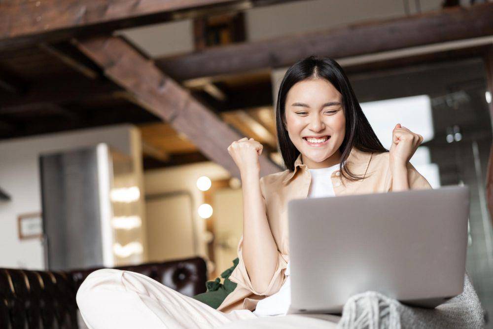 ilustrasi orang berhasil unduh video di laptop (freepik.com/Benzoix)
