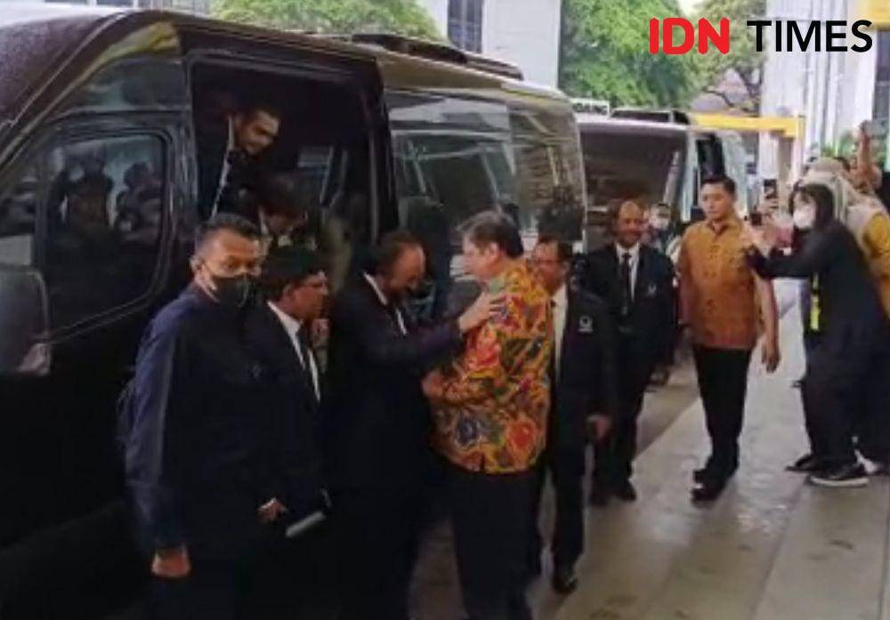 Ketua Umum Partai Golkar Airlangga Hartarto bertemu dengan Ketua Umum Partai NasDem Surya Paloh di DPP Golkar. (IDN Times/Melani Putri)