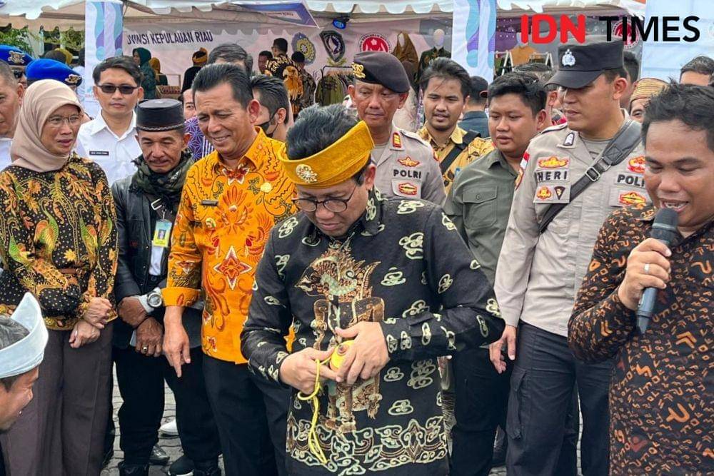 Menteri Desa PDTT, Abdul Halim Iskandar di Bazaar Hari BUMDes di Bintan, Kepulauan Riau (IDN Times/Aryodamar)