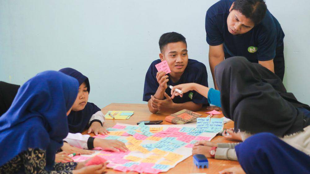 ilustrasi sekelompok orang sedang berdiskusi (unsplash.com/Zainul Yasni)