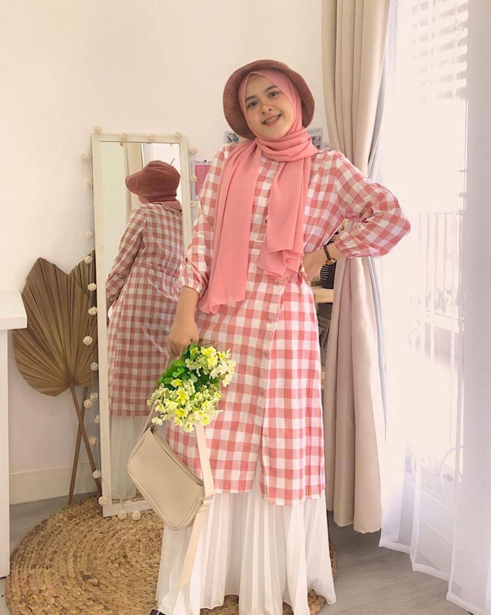 style hijab outfit gingham ala Lida Lubis (instagram.com/khalidaalbs)