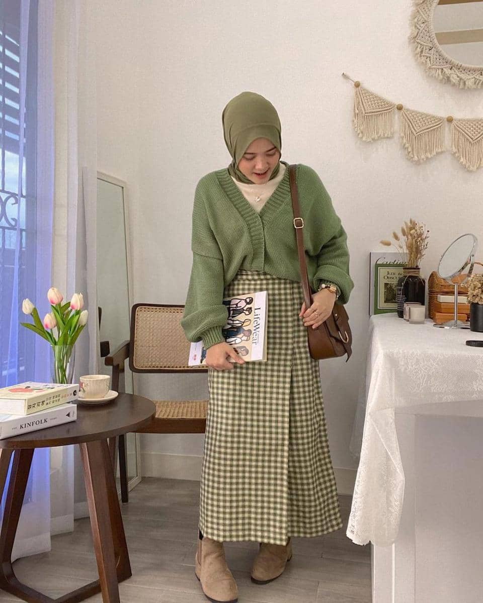 padu padan style hijab motif tartan ala Lida Lubis (instagram.com/khalidaalbs)