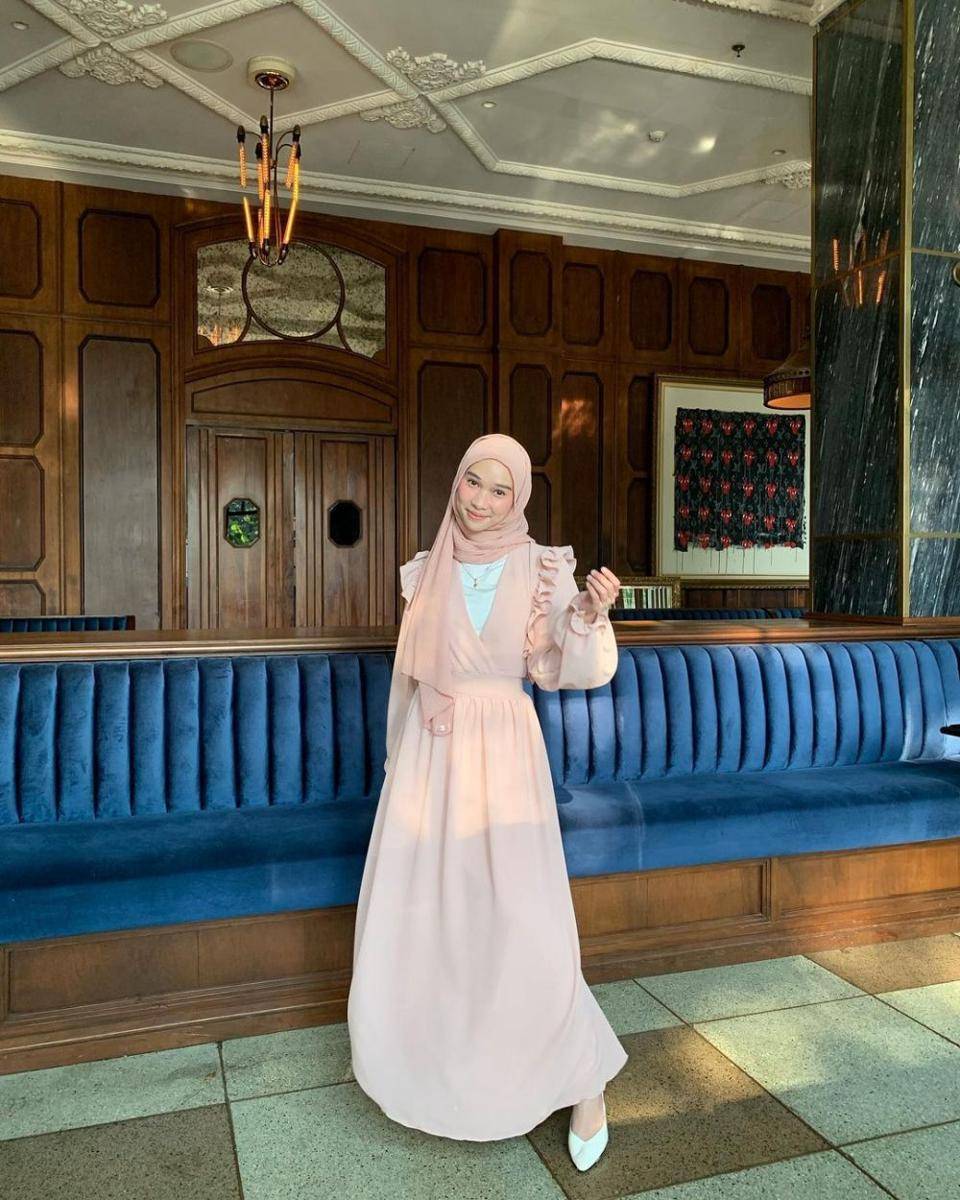 inspirasi outfit warna pink untuk hijab ala Astri Ratnasari (instagram.com/nasariastri)