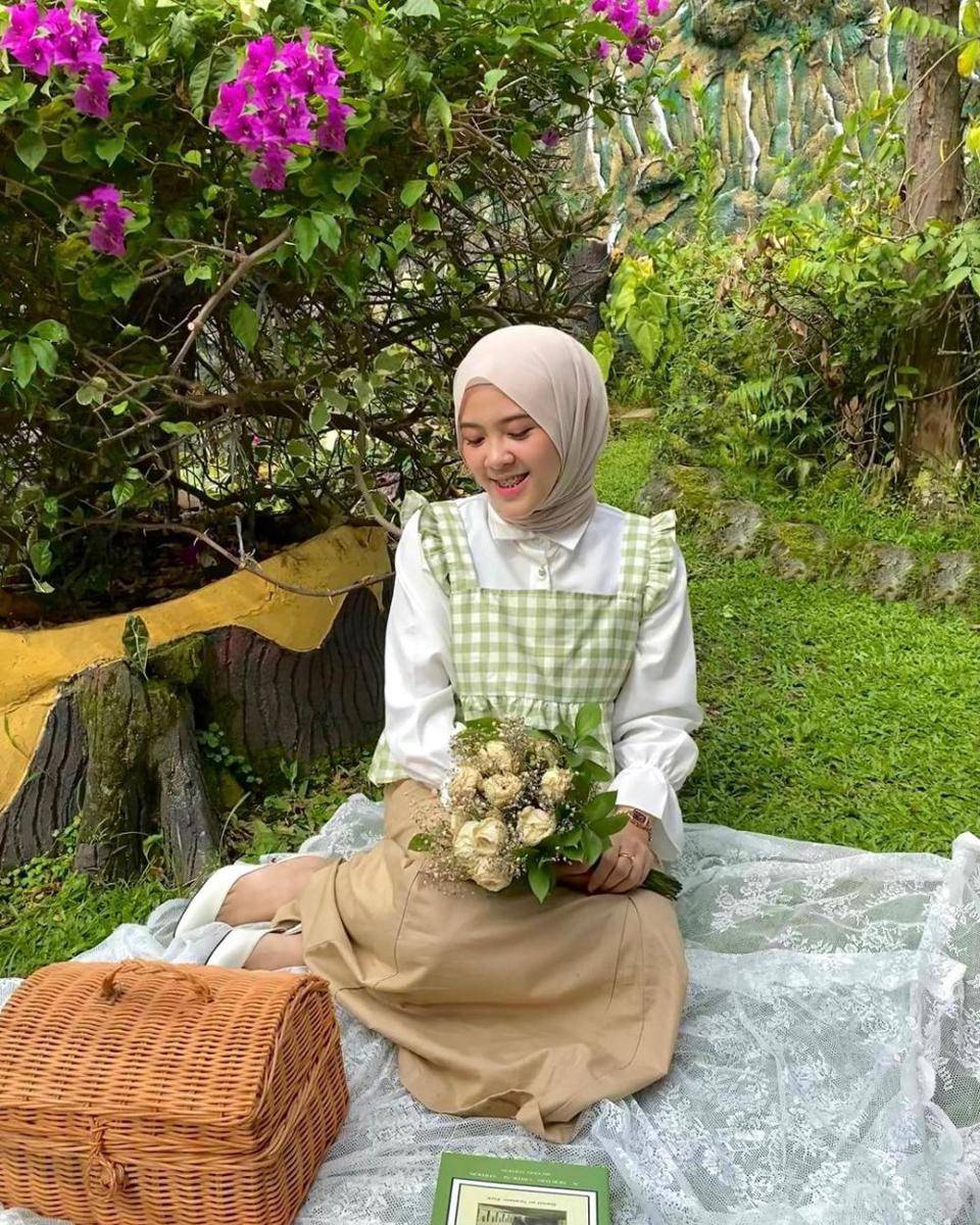 style hijab outfit gingham ala Lida Lubis (instagram.com/khalidaalbs)