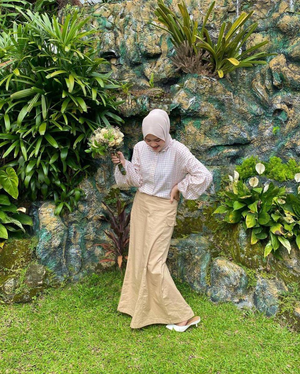 style hijab outfit gingham ala Lida Lubis (instagram.com/khalidaalbs)