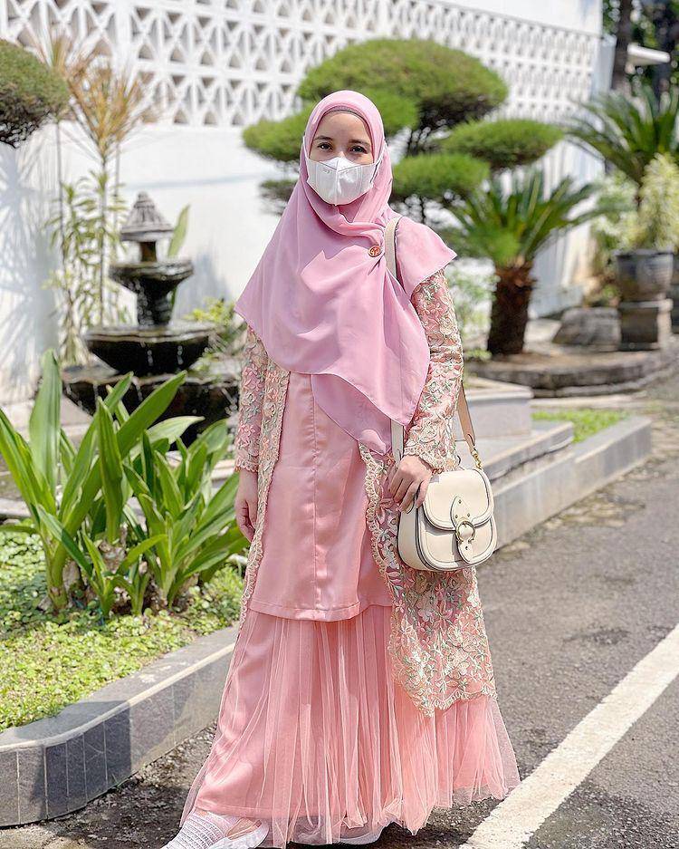 potret outfit pakai kebaya syar'i ala Chaca Frederica (instagram.com/chafrederica)