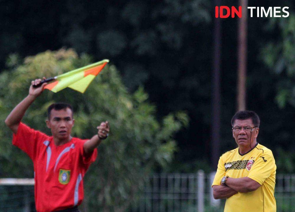 Pelatih legendaris Indonesia, Benny Dollo. (IDN Times/Herka Yanis).