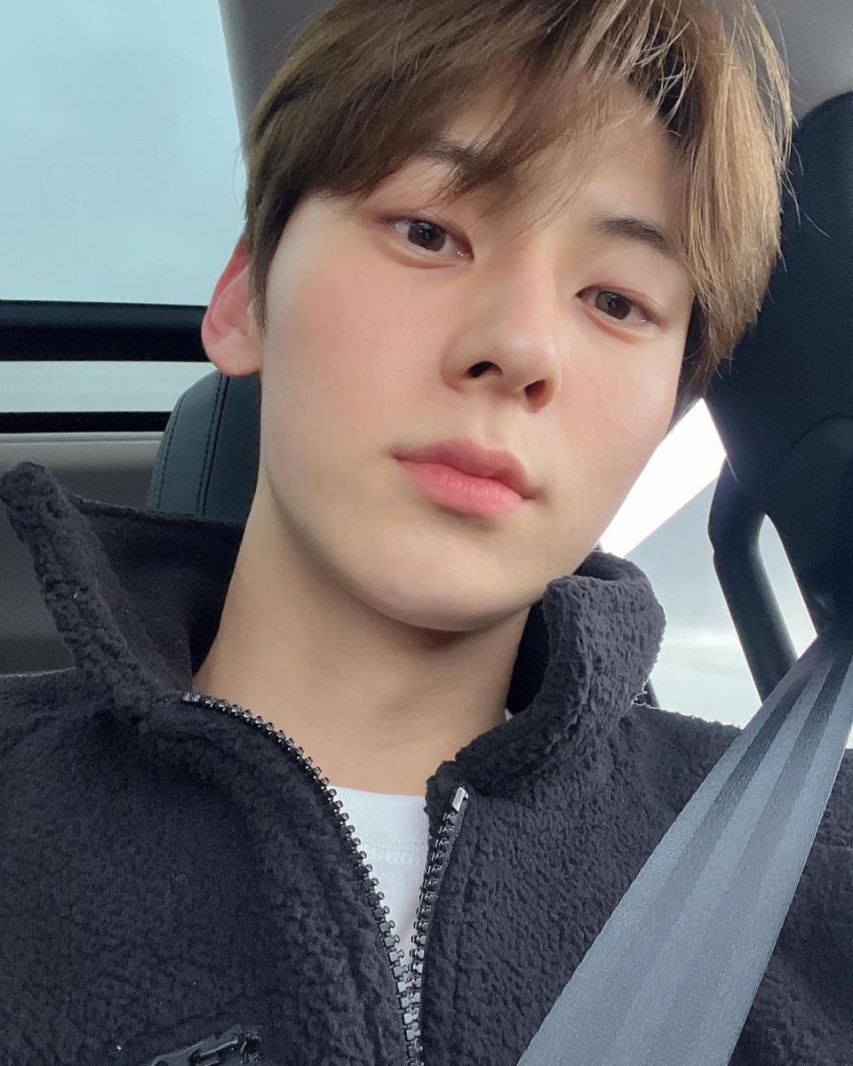 7 Momen Liburan Hwang Min Hyun di Islandia, Seru Banget!