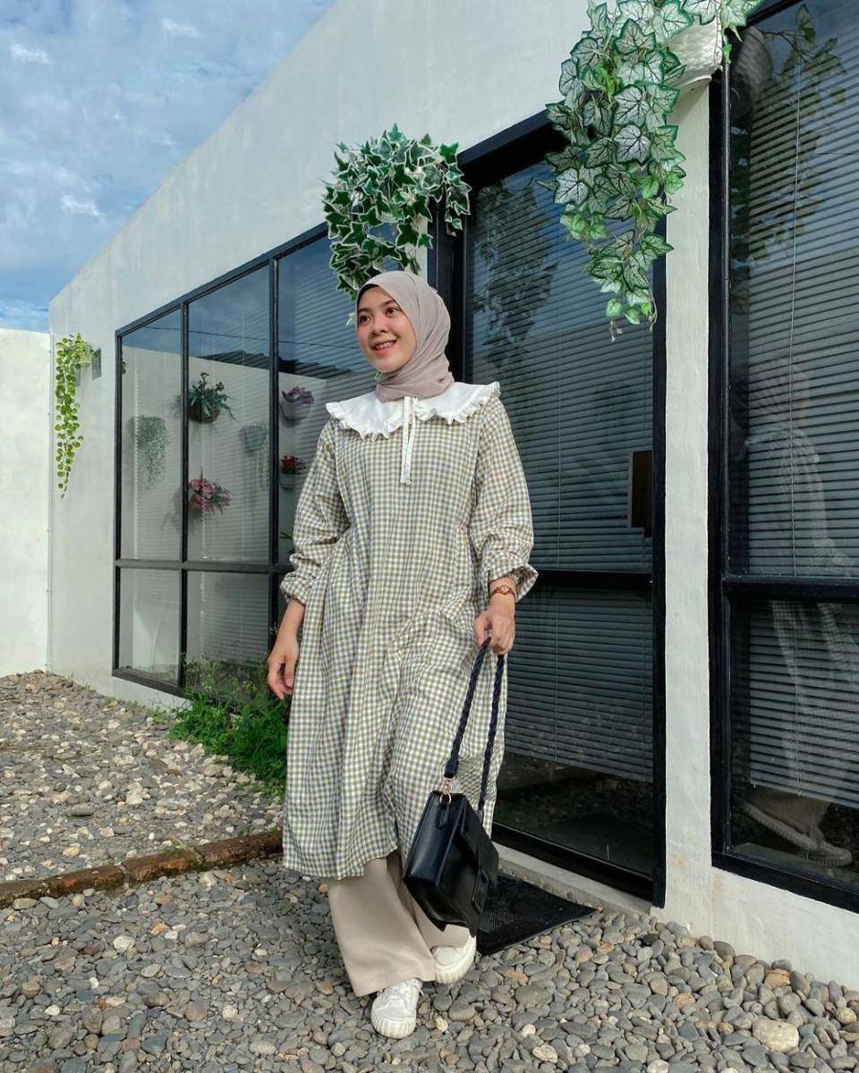 style hijab outfit gingham ala Lida Lubis (instagram.com/khalidaalbs)