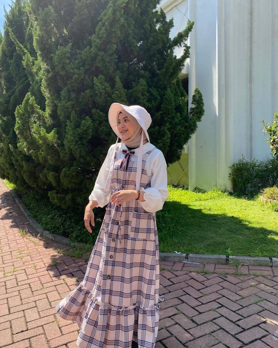 padu padan style hijab motif tartan ala Lida Lubis (instagram.com/khalidaalbs)