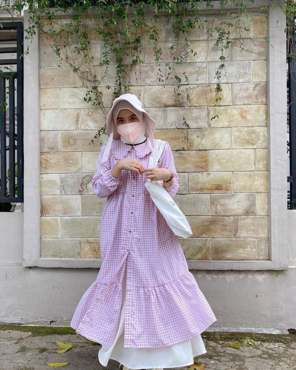 style hijab outfit gingham ala Lida Lubis (instagram.com/khalidaalbs)