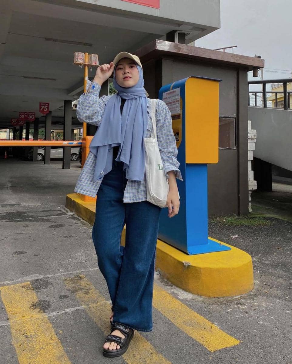 padu padan style hijab motif tartan ala Lida Lubis (instagram.com/khalidaalbs)