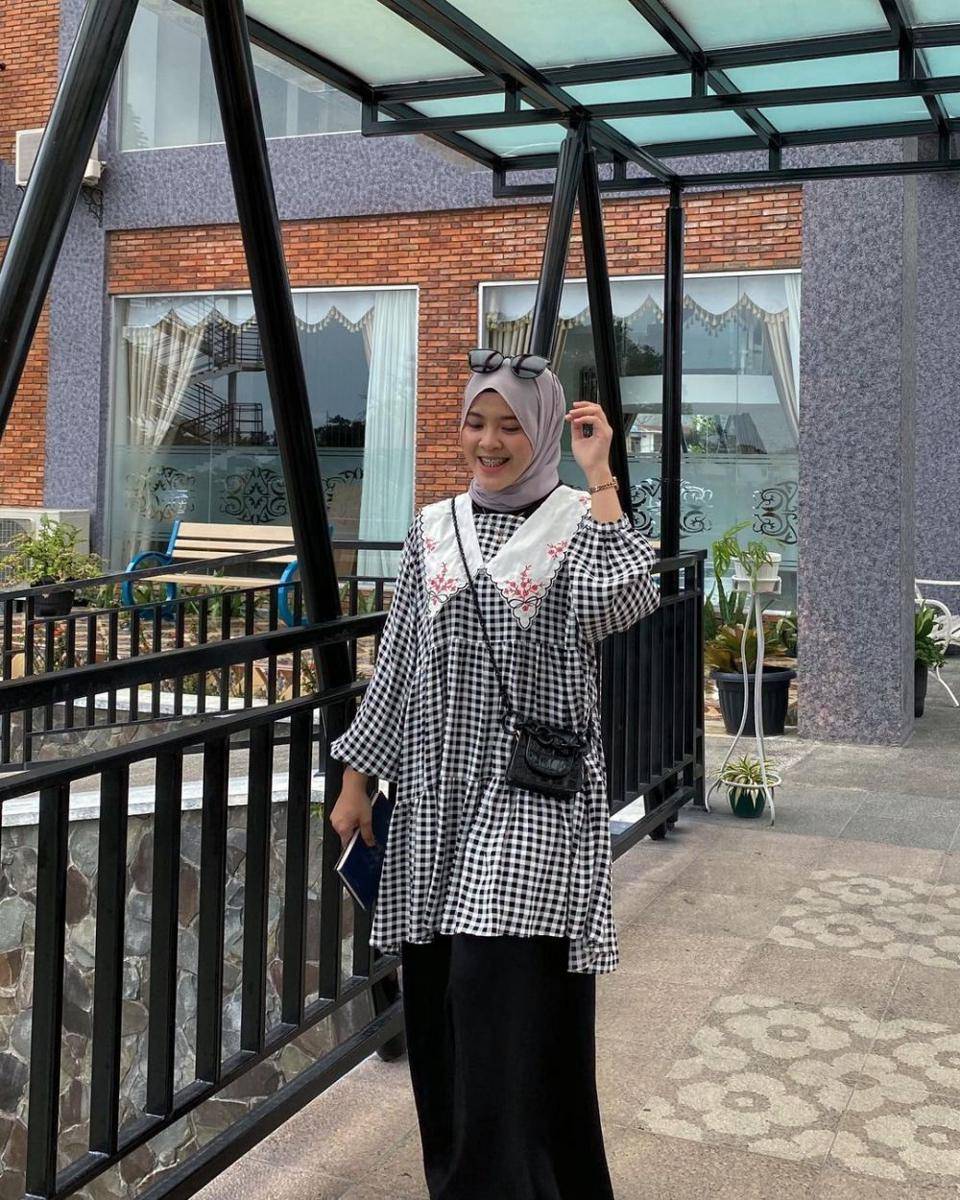 style hijab outfit gingham ala Lida Lubis (instagram.com/khalidaalbs)