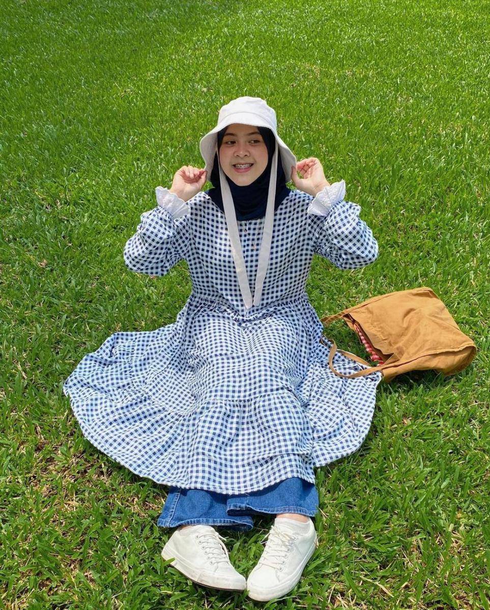style hijab outfit gingham ala Lida Lubis (instagram.com/khalidaalbs)