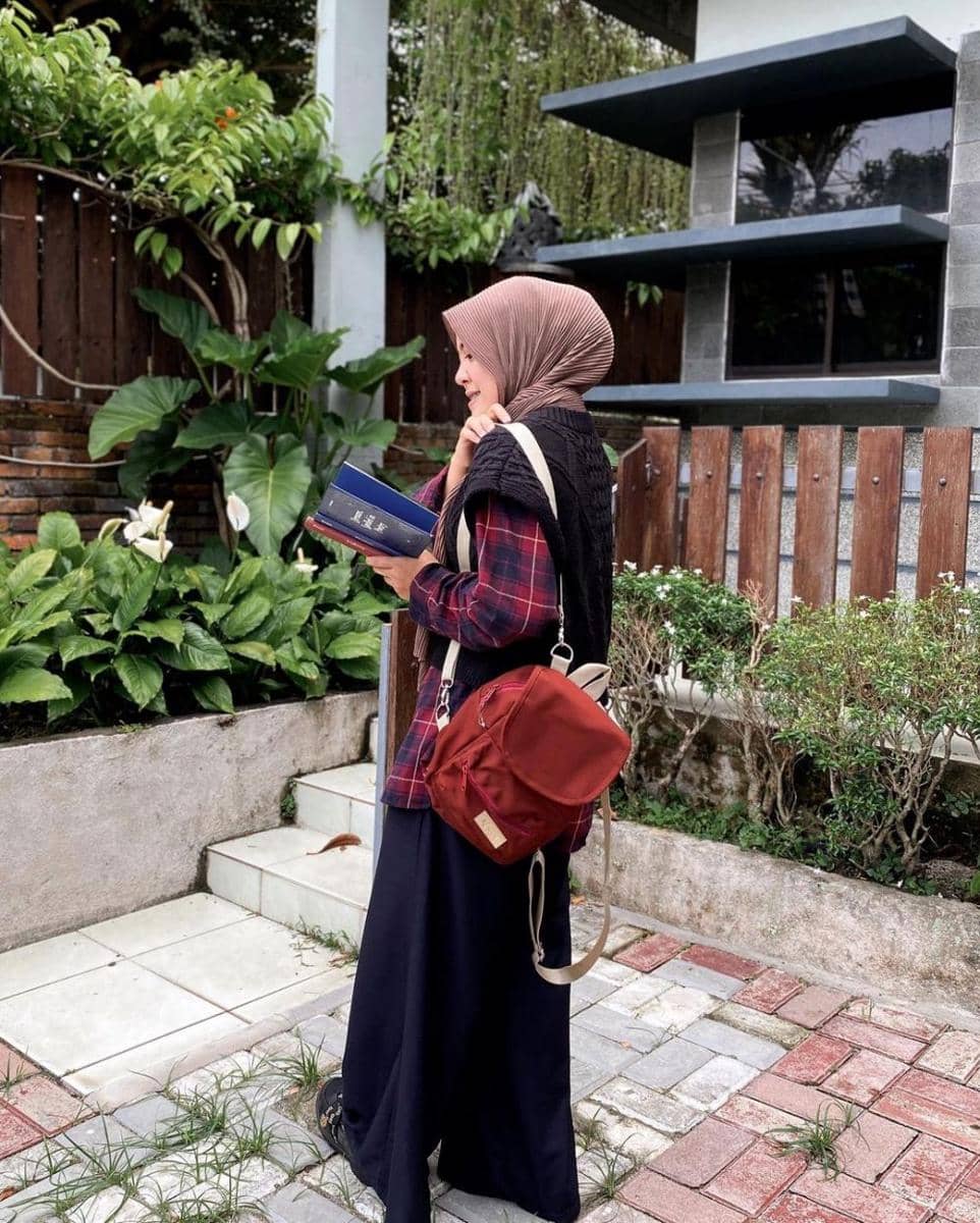 padu padan style hijab motif tartan ala Lida Lubis (instagram.com/khalidaalbs)