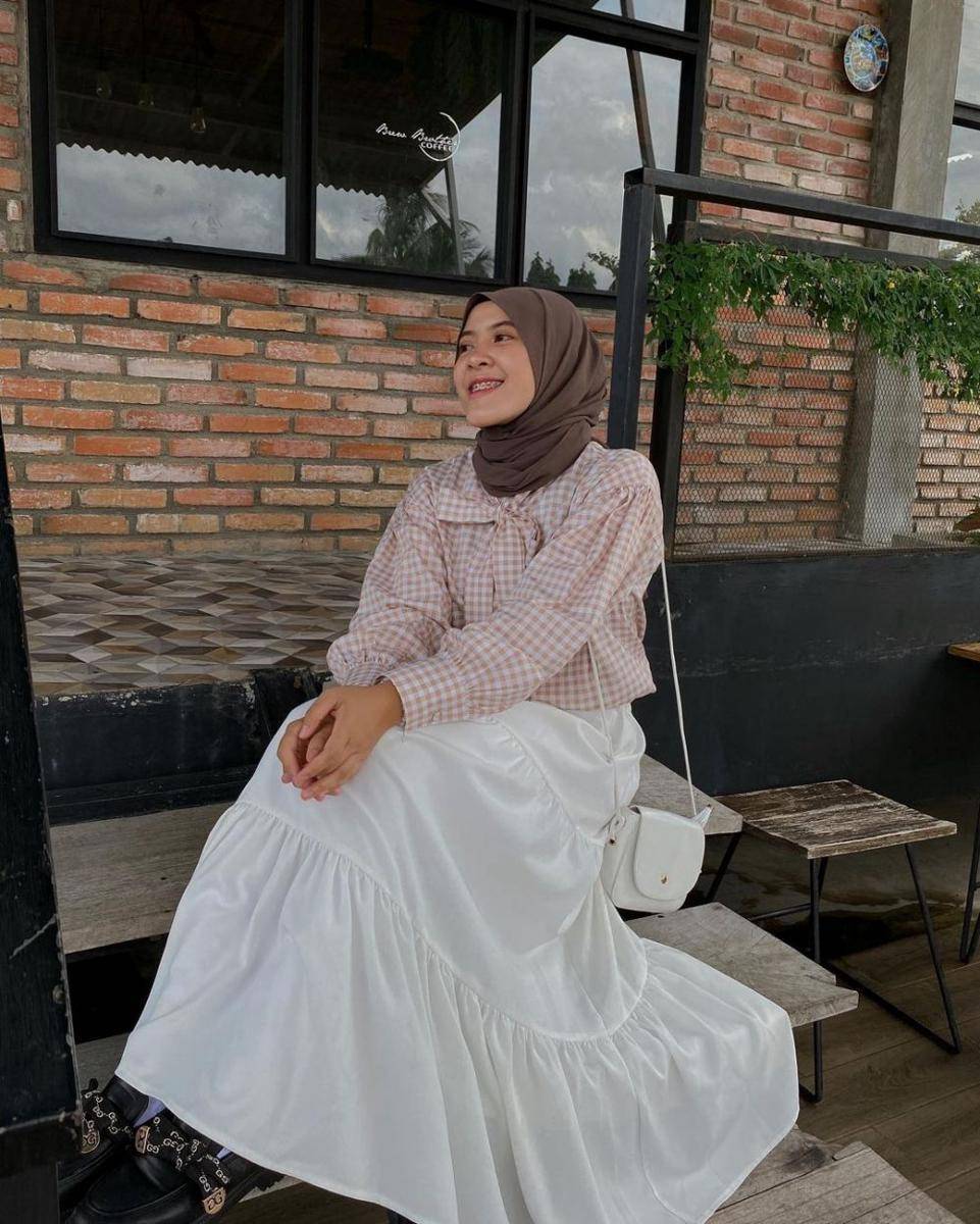 style hijab outfit gingham ala Lida Lubis (instagram.com/khalidaalbs)