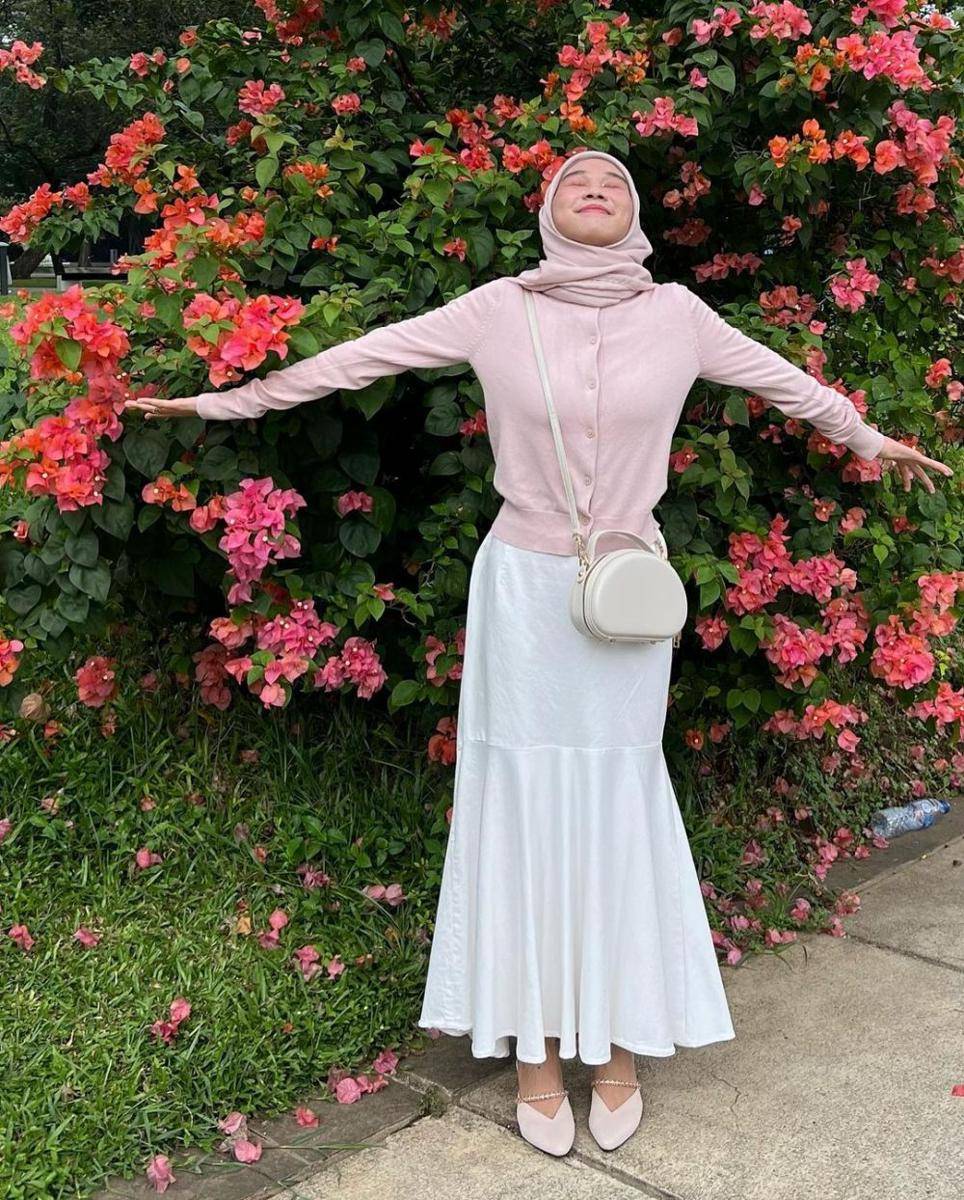 inspirasi outfit warna pink untuk hijab ala Astri Ratnasari (instagram.com/nasariastri)