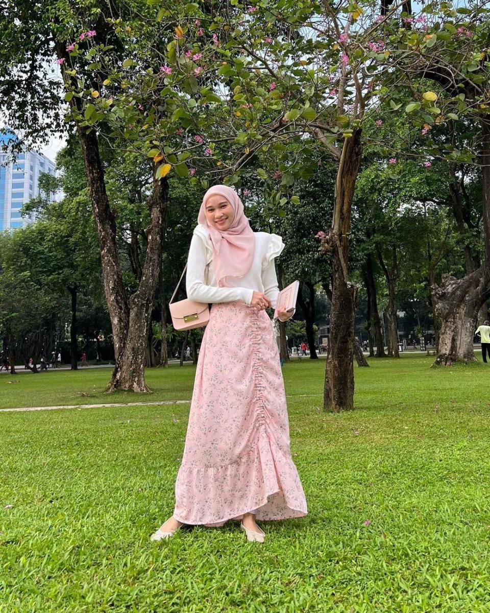 inspirasi outfit warna pink untuk hijab ala Astri Ratnasari (instagram.com/nasariastri)