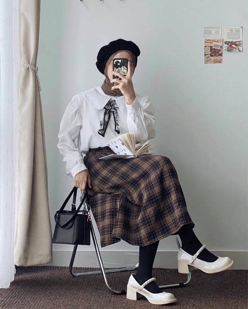 padu padan style hijab motif tartan ala Lida Lubis (instagram.com/khalidaalbs)