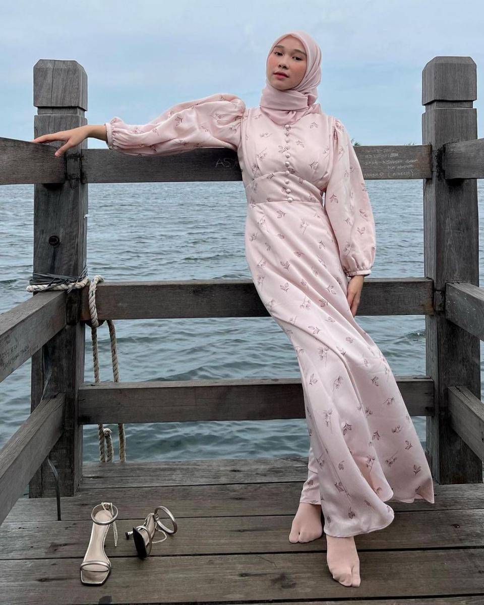 inspirasi outfit warna pink untuk hijab ala Astri Ratnasari (instagram.com/nasariastri)