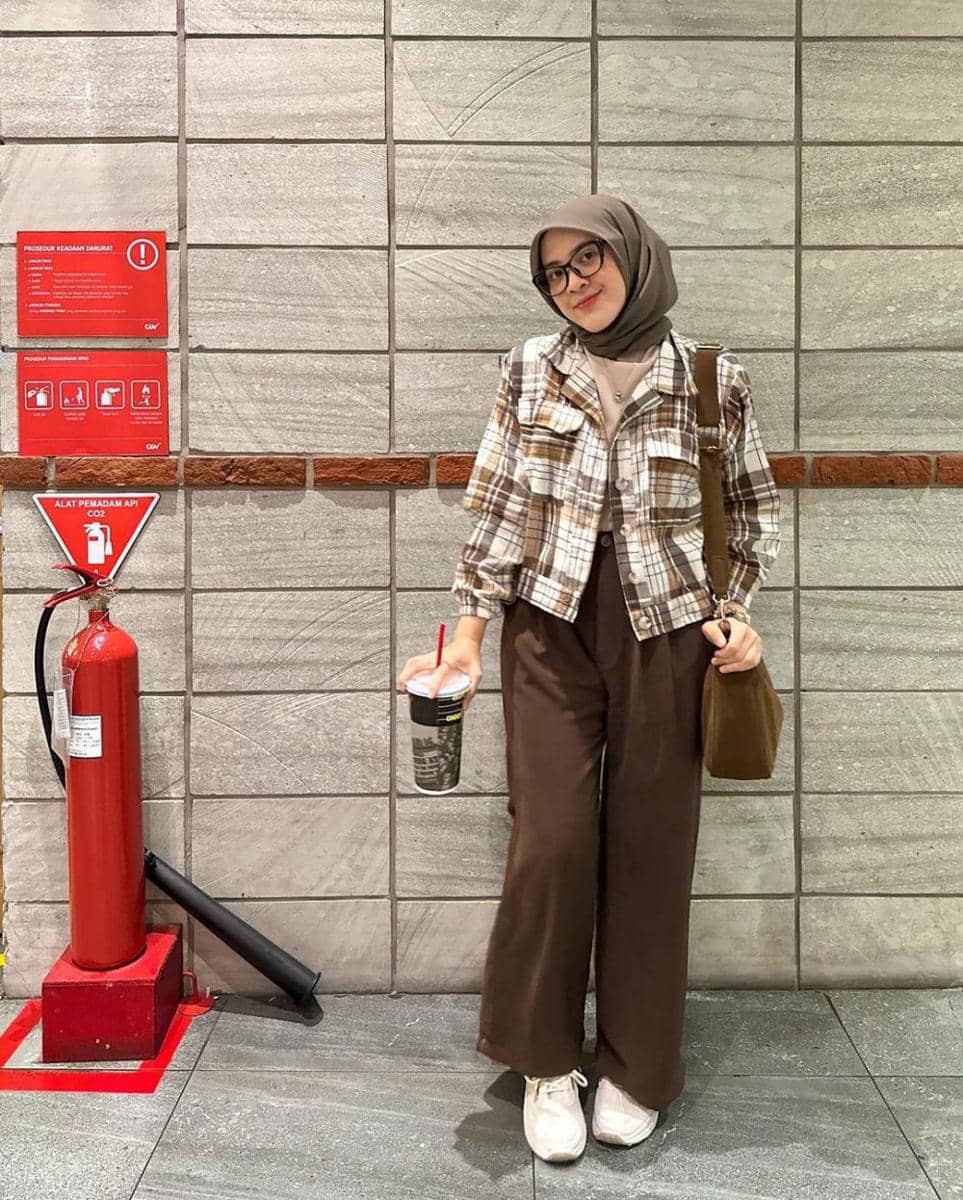 padu padan style hijab motif tartan ala Lida Lubis (instagram.com/khalidaalbs)