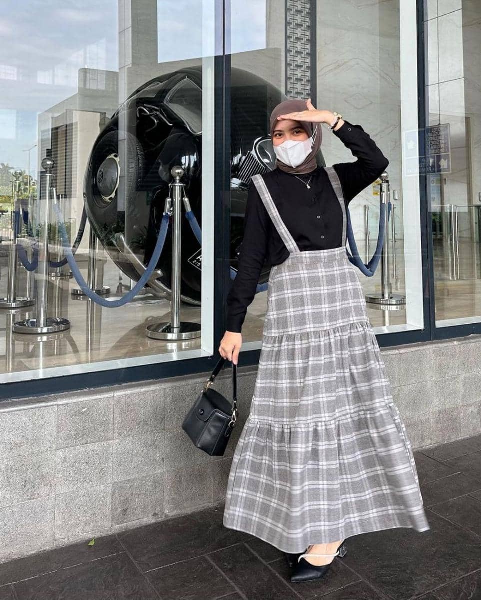 padu padan style hijab motif tartan ala Lida Lubis (instagram.com/khalidaalbs)