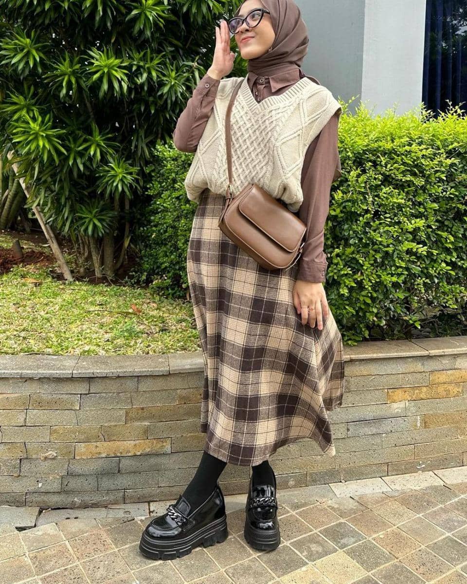 padu padan style hijab motif tartan ala Lida Lubis (instagram.com/khalidaalbs)