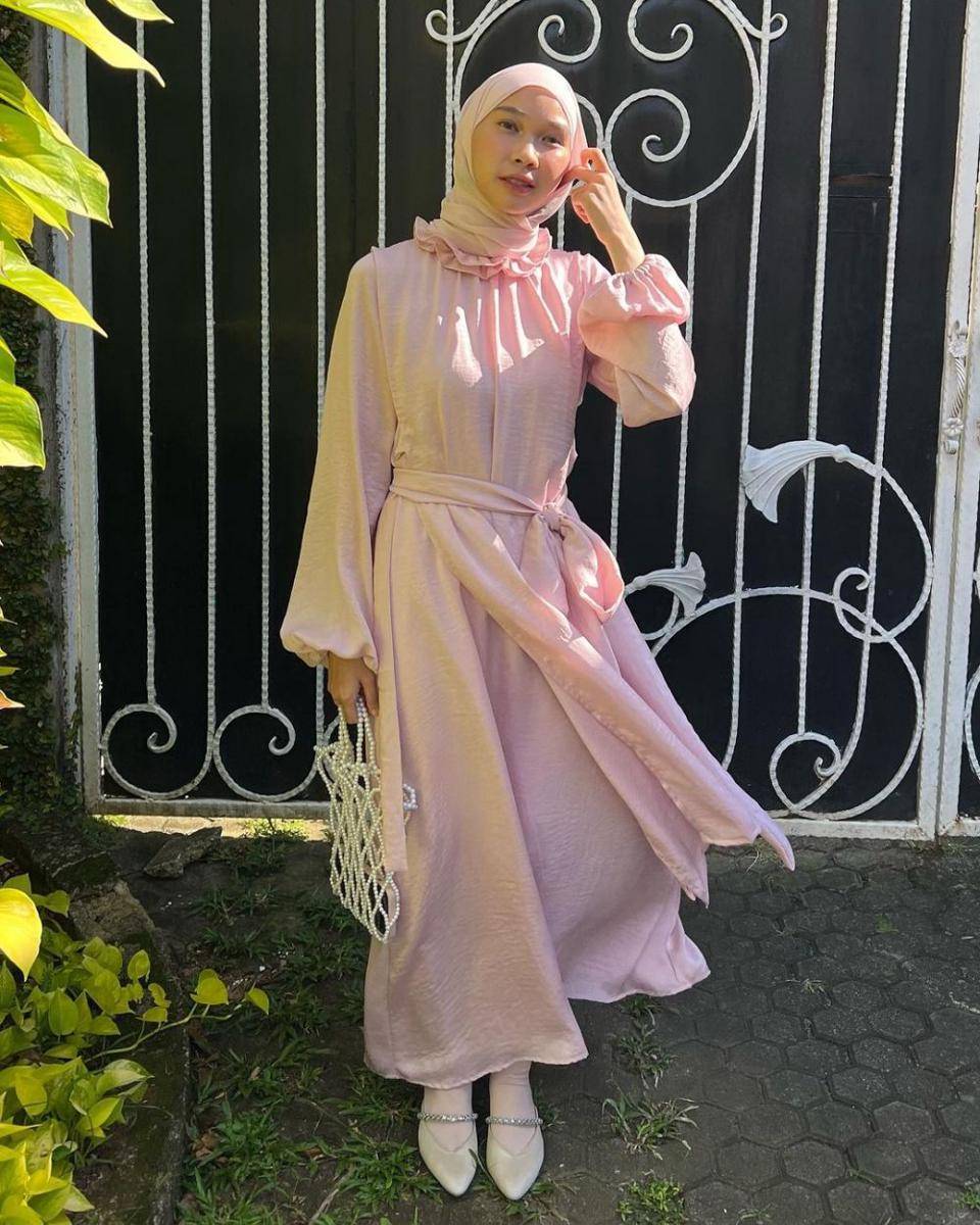 inspirasi outfit warna pink untuk hijab ala Astri Ratnasari (instagram.com/nasariastri)