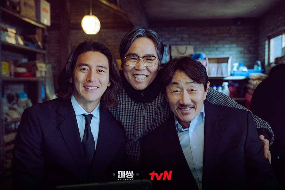 Go Soo, Jung Eun Pyo, dan Heo Joon Ho di balik layar Missing: The Other Side 2 (dok. tvN/Missing: The Other Side 2)