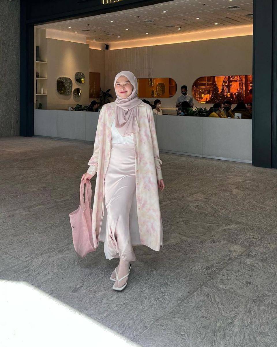 inspirasi outfit warna pink untuk hijab ala Astri Ratnasari (instagram.com/nasariastri)